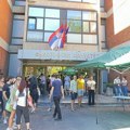 FOTO i VIDEO: Dekan izbacio studente sa Filozofskog fakulteta, građani se okupljaju ispred