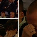Ovo su najpotresnije scene sa komemoracije Halidu Bešliću: Snajka čvrsto grli sina i plače, unuci nemi od bola