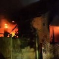 Buktinja u potpunosi "progutala" kuću! Veliki požar u Zmajevu, više ekipa vatrogasaca učestvuje u gašenju: Hitna pomoć…