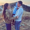 Наша водитељка живи свој сан! Објавила дирљиву слику са мужем бизнисменом и сином, попели се на врх планине: "Још има мало…