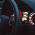 Dugme u automobilu koje bi trebalo svi da aktivirate - Mnogi ne znaju čemu služi, a olakšava vožnju