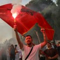 Opšti haos u Albaniji; Oklopna vozila ispred parlamenta; Policija gađa vodenim topovima FOTO/VIDEO
