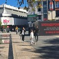 Leskovački pejzaži: Naprednjački šator, nezavršeni trg, nesavesni skuteristi i građani koji čekaju u redu za 6.000 dinara…