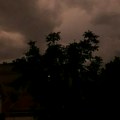 (Video) Misteriozna pojava kod Inđije! "Časne sestre" iskaču iz mraka, strah i panika se šire selom: Napadaju i decu, uhapšeno…