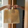 Groznica iščekivanja rezultata: Hoćemo li danas više jesti i piti? Šta kažu trgovci, dostavljači i ugostitelji