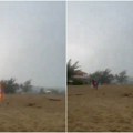 (Video) Trojicu dečaka udario grom na plaži! Igrali se, a onda je samo puklo: "Čuli smo dečiji vrisak!"