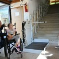 Лакше особама са инвалидитетом: У ОШ "Ратко Митровић" у рад пуштена платформа