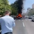 (VIDEO) Zapalio se automobil u Kneza Miloša: Polemika – da li prvo pomoći ili snimiti