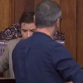 Ćuta kao da je u kafani prišao ani Brnabić da je provocira, ali usledio je šok! Opozicionar pobegao nakon odlučnog poteza…