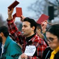 Fotografija sa studentskog protesta koja je ušla u istoriju: Scena koja ne može da se prepriča, morate da je vidite