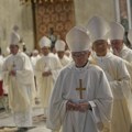 Kardinali ulaze u svoje odaje; Svi se zaklinju na tajnost; Zabranjena komunikacija sve do belog dima