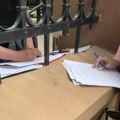 "Jovina" sedam nedelja pod katancem, administrativni radnici kroz rešetke kapije primaju dokumenta od svojih kolega (FOTO)
