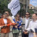 Protest akademske zajednice ispred Vlade: Organizatori postavljaju šatore, blokiran saobraćaj