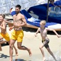 Novak Đoković otišao na Mikonos: Trkao se sa Stefanom, vežbao balet s Tarom, uslikan kako se ljubi s Jelenom