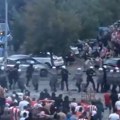 Objavljen snimak tuče ispred Marakane koji MUP „krije”: Policajci beže, padaju jedni preko drugih, navijači ih tuku