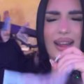 Zorana Mićanović za nekoliko sekundi uzela: 2.000 evra Novčanice se lepe za nju, a grudi sevaju na sve strane (video)