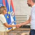 Podrška od 550 miliona dinara za nabavku mašina i opreme Predsednica Pokrajinske vlade Maja Gojković uručila ugovore…
