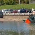 Drama u pnačevu: Viljuškar spuštao čamac u vodu, pa upao u reku (video)