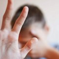 Komšija slatkišima i plejstejšnom namamimo braću: Zlostavljao ih i primoravao na intimne radnje: Majka sve prijavila policiji…