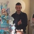 Isplivale slike sa proslave na kojoj se pojavio Vujadin Savić: Pevačica nije štedela pare, torta na 5 spratova