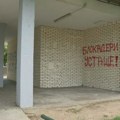 Maskirani ispisuju poruke mržnje: Politički rijaliti na beogradskim fasadama