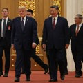 Pogledajte incident između Kineza i Trampove tajne službe: Amerikanci pobesneli kad ih nisu pustili sa pištoljem u hram (video)…