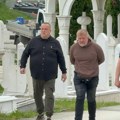 Sahrana Sejde Bešlić, počivaće pored Halida: Dino u crnoj košulji utučen stigao na groblje, prišao grobu