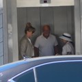 (Paparaco) Nema ko se za njom nije okrenuo Uhvatili smo našu pevačicu sa najdužim nogama na aerodromu: Sama vuče prtljag, a…
