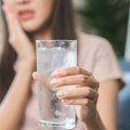 Ledeni gutljaj šokira organizam: Prehladna voda nije spas po vrućini, može da ugrozi zdravlje, upozoravaju stručnjaci