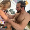 (Video) Skinuo se muž anabele Atijas: Na pragu pete decenije pokazao vitko i mišićavo telo, oko vrata zlatni lanac, a mnogi ne…