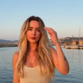 Voditeljku opekla meduza za zadnjicu! Pokazala neprijatnu scenu sa letovanja, ljudi joj odmah pritekli u pomoć