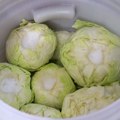 Moja svekrva nikada ne kupuje crveni kupus, a rasol joj je uvek savršene boje: u bure ubacuje ovaj tajni sastojak