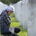 U Potočarima obeležena 28. godišnjica od genocida u Srebrenici (VIDEO)