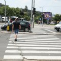 Pešački prelaz, baka i policajac: Scena sa ulica grada koja se masovno deli mrežama, a jedan komentar dominira (foto)