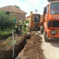 Postavlja se nova vodovodna mreža u sokaku u selu Trnjana. Po okončanju radova uslediće asfaltiranje