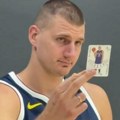 Svi su vrištali od smeha - Jokić napravio šou pred kamerama: NBA liga objavila urnebesan snimak Srbina, navijači…