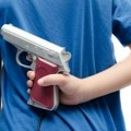 Dečak uzeo pištolj od majke, pa upucao drugare: Sukob počeo na treningu