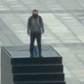 Preti da će se razneti! Čovek se popeo na spomenik Uzbuna u centru Varšave, tamo je opsadno stanje (video)