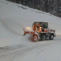 Za noć na goliji palo pola metra snega! Teška mehanizacija čisti put do groblja zbog sahrana, jedna deonica je kritična