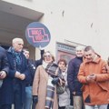 Tribina ProGlasa u centru Niša, Vučić u to vreme na ulazu u grad, u poseti koja „nema veze sa izbornom kampanjom“