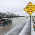 Neviđena tragedija zbog ledenog kolovoza! Kamion na zaleđenom autoputu u SAD ubio pet ljudi koji su pešačili posle sudara!