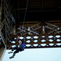 Francuskinja se popela na Ajfelov toranj uz uže i postavila novi svetski rekord (VIDEO)