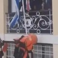 Bizarna nesreća na Krfu: Devojka prolazila ispod balkona, a onda je primila udarac! Kamera sve zabeležila! (video)