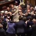 Masovna tuča u italijanskom parlamentu, jedan poslanik izveden u kolicima (VIDEO)