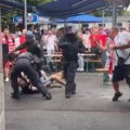 Navijač mrtav pijan gađao flašom policiju evo kako su momci u pancirima reagovali (video)