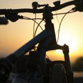 Pripadnik službe za obezbeđenje vozi biciklom 1.500 kilometa da pomogne lečeenje devojčici