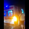 Zapalio se autobus pun dece: Troje završilo u bolnici, ostale evakuisali građani (video)