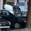 FOTO: Na Novom naselju izgorela tri automobila, stakla rabijena na više vozila