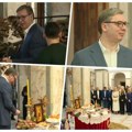 Uživo Vučić uneo badnjak u zgradu Predsedništva: Na Andrićevom vencu i mališani srpske nacionalnosti iz Rumunije i Crne…