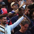 Novak podigao tri prsta na Parku prinčeva i izazvao erupciju oduševljenja! Iako danas igra važan meč, Srbin ovaj spektakl…